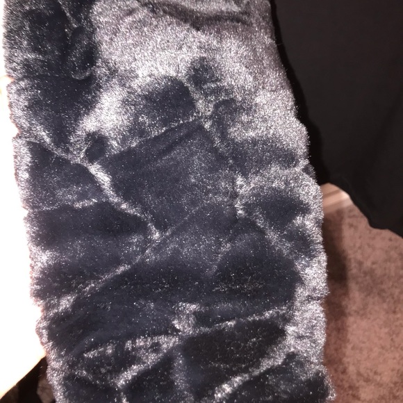 Chelsea and Theodore Sweater L - Picture 3 of 3